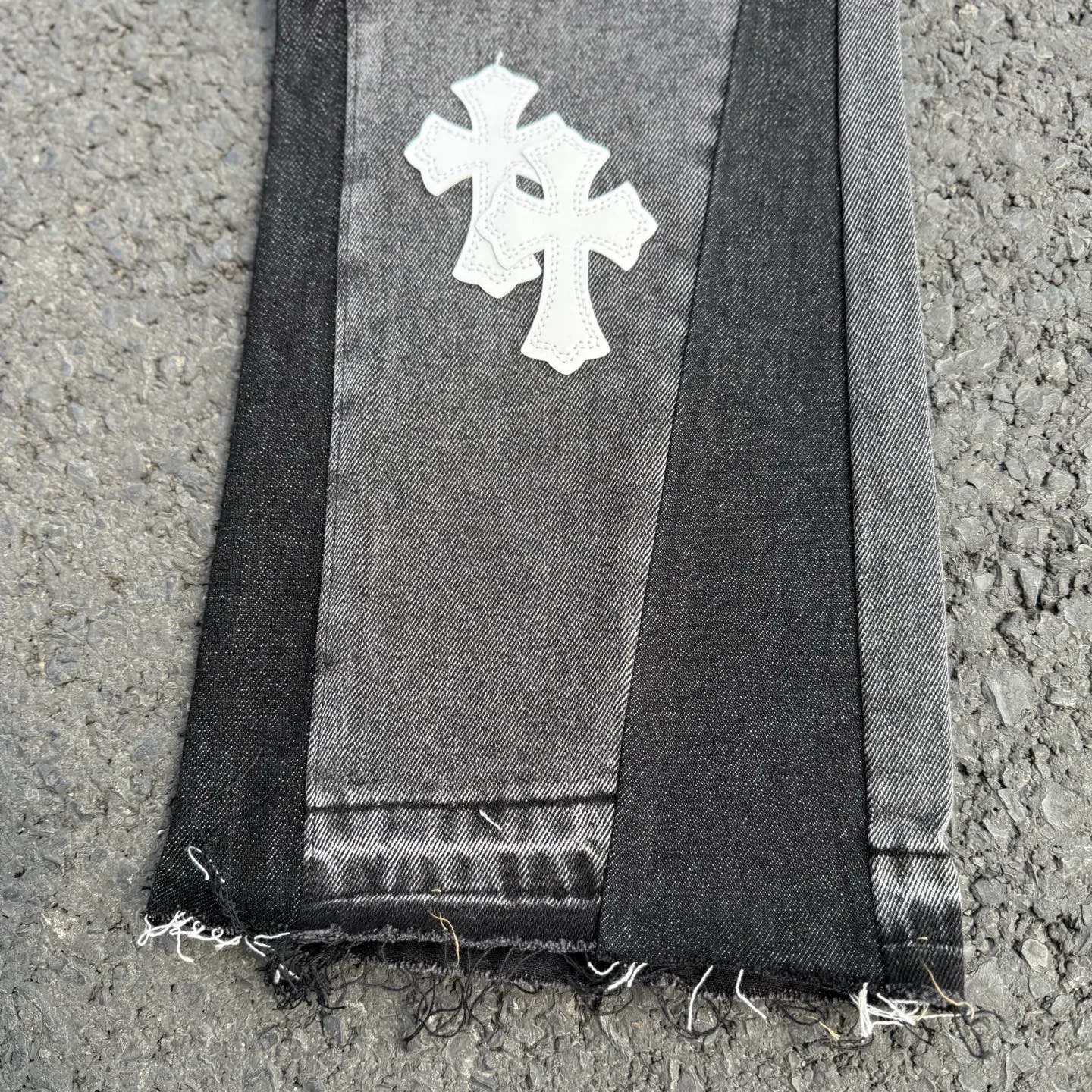 #8160 P260💰 Independent GALLERY DEPT. Vintage spliced black and gray snowflake pattern cross loose washed flared jeans - truly restore the ultimate texture of Vintage - original hardware accessories washed and other elevators, QR code analysis are all purchased from the original factory, high degree of restoration, you are welcome to compare with a certain product ~ - three-dimensional version Loose and comfortable, not picky about the figure, taller and slimmer, factory Seiko, original factory quality control, same style for men and women, can be matched with couples, versatile recommendation Essential jeans for all seasons - sizes: 28 30 32 34 36